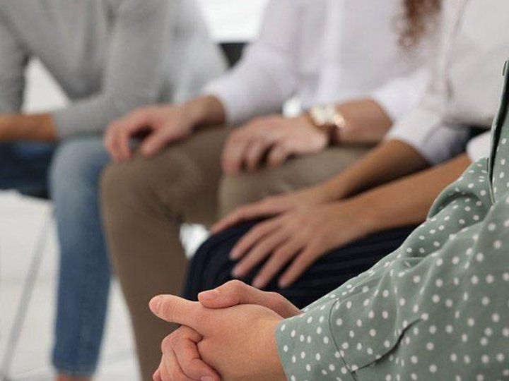 Terapia en grupo: espacios seguros para compartir, aprender y apoyarse