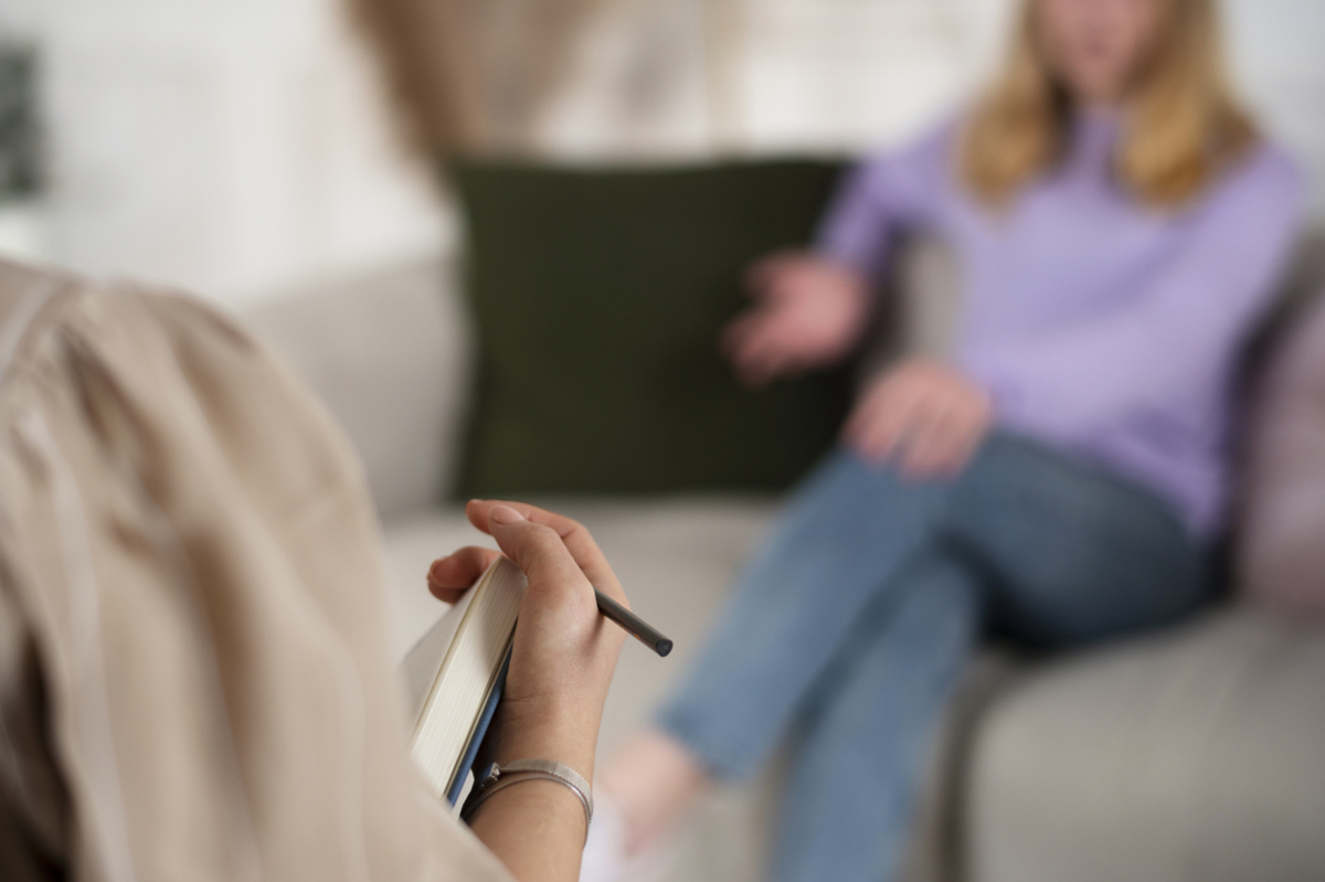 Mujer en sesión de terapia psicológica hablando con su terapeuta.